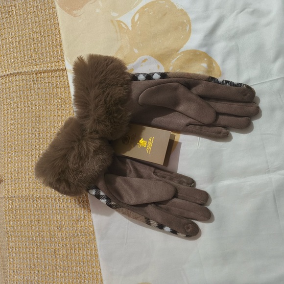 Burberry Checked Plush Cuff Gloves - Picture 5 of 7